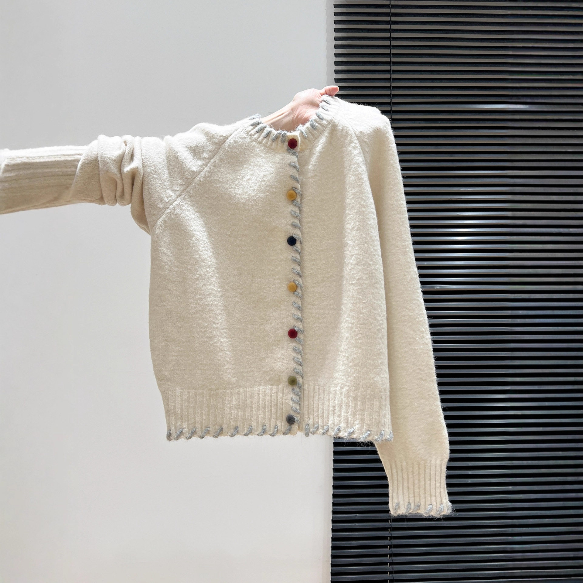 彩扣加厚针织毛衣外套女2025秋冬季慵懒风宽松设计感长袖开衫上衣,女装/女士精品,毛针织衫,淘宝优惠券,粉丝福利购,淘宝优惠卷