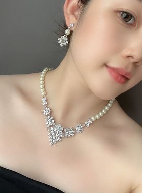 今年流行的珍珠项链新娘