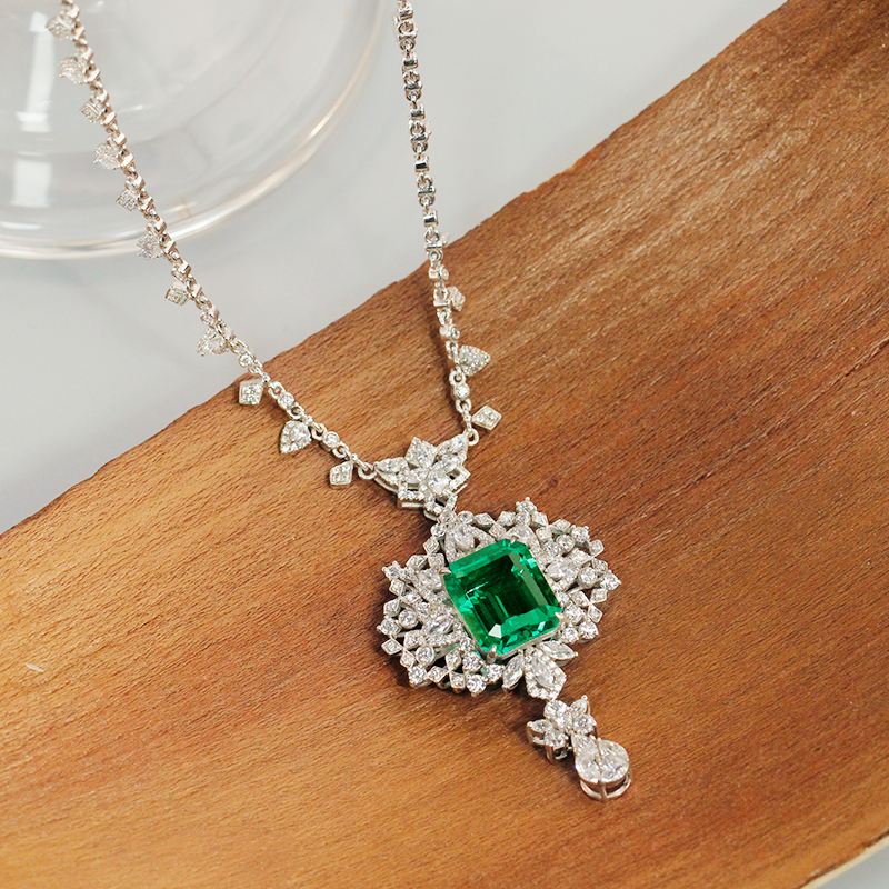 S925银培育祖母绿豪镶项链