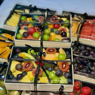 六宫格水果鲜果包装盒纸塑带盖一次性户外野餐果九格切分装打包盒