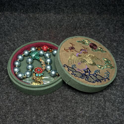 宫廷御用精品刺绣收藏盒内珍藏珍珠十八子手持