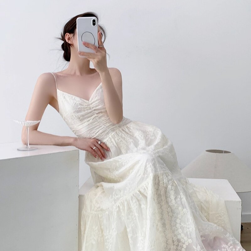 茶歇法式方领吊带连衣裙女夏季新款收腰小白裙气质显瘦小个子长裙