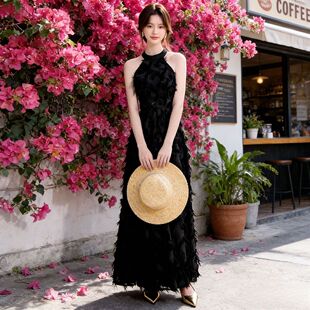 黑色挂脖连衣裙女轻奢气质名媛聚会日常可穿立体羽毛拼接长款裙子