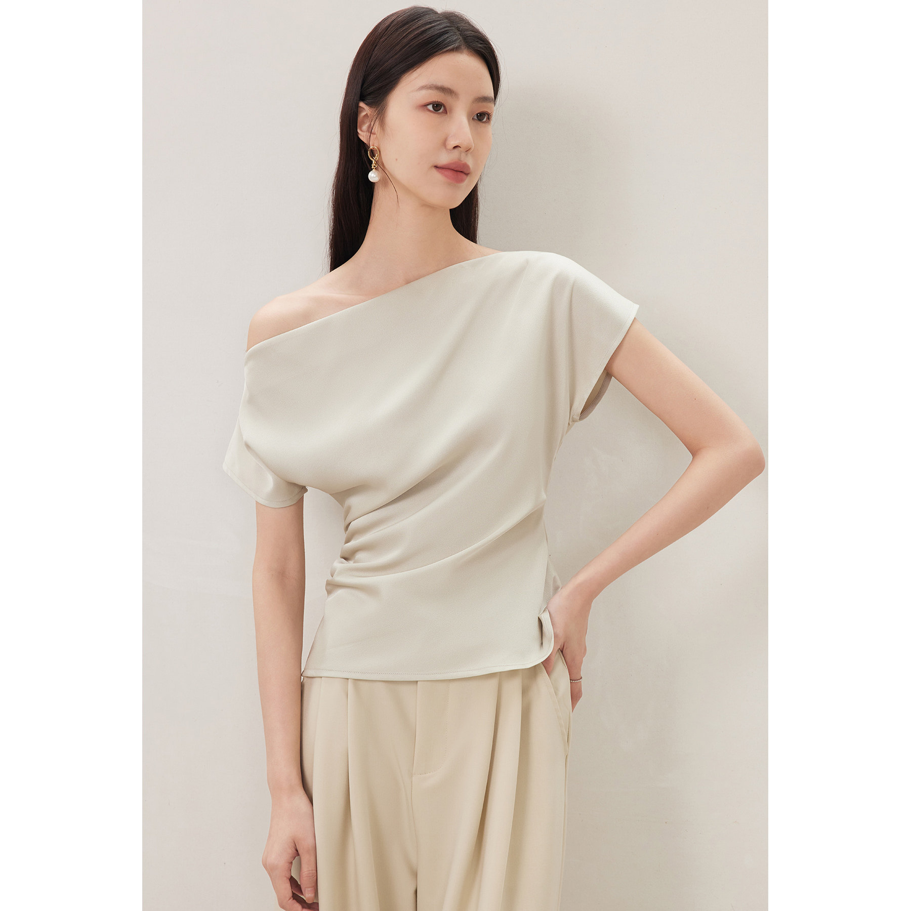 见衫JANSAN 原创醋酸缎面荡领慵懒优雅露肩凉感小衫短袖T恤女
