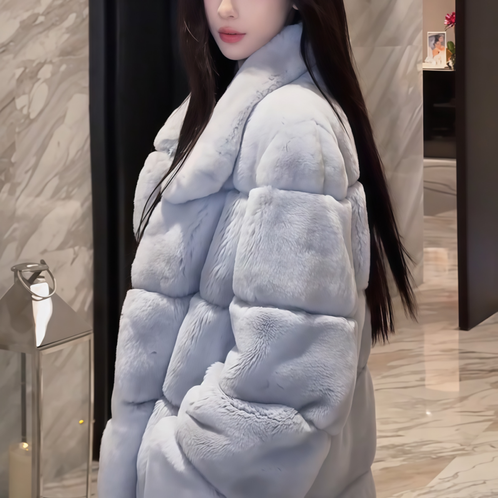 浅灰色翻领皮毛一体拼接外套女