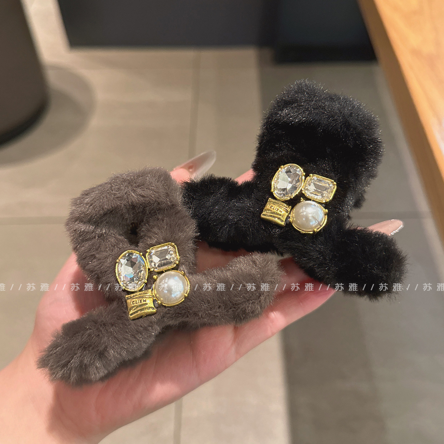 高级感闪钻珍珠毛绒盘发鲨鱼夹子