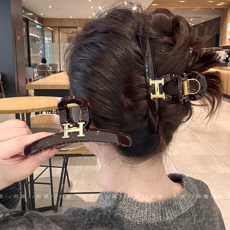 高级感气质字母H盘发鲨鱼夹发抓