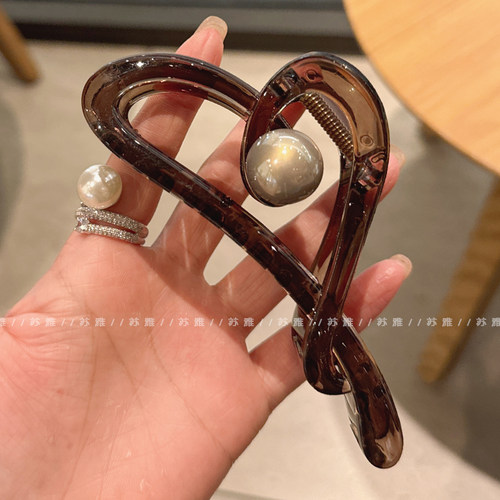 高级感气质镂空爱心珍珠抓夹盘发
