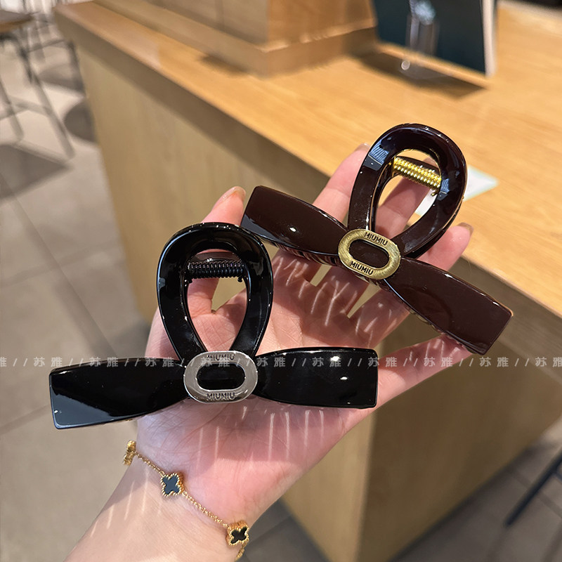 高级感金属英文蝴蝶结盘发鲨鱼夹