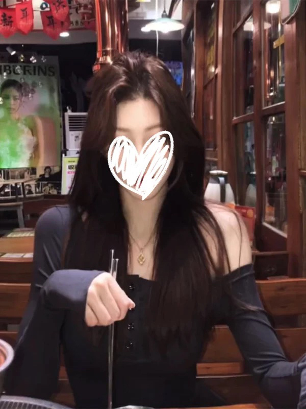 斜肩上衣女高级感独特春季款露肩打底衫性感长袖t恤修身搭超好看