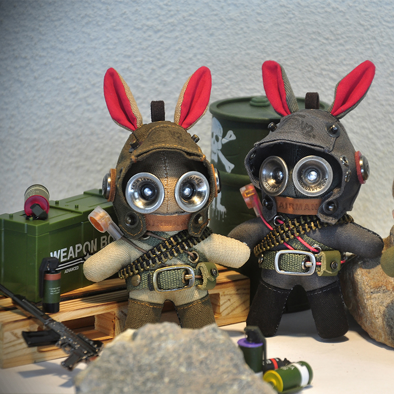 原创设计军装兔子公仔机能包挂件