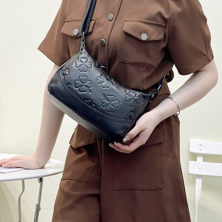 中年妈妈斜挎包真皮女包头层牛皮单肩斜挎包休闲软牛皮压花斜背包