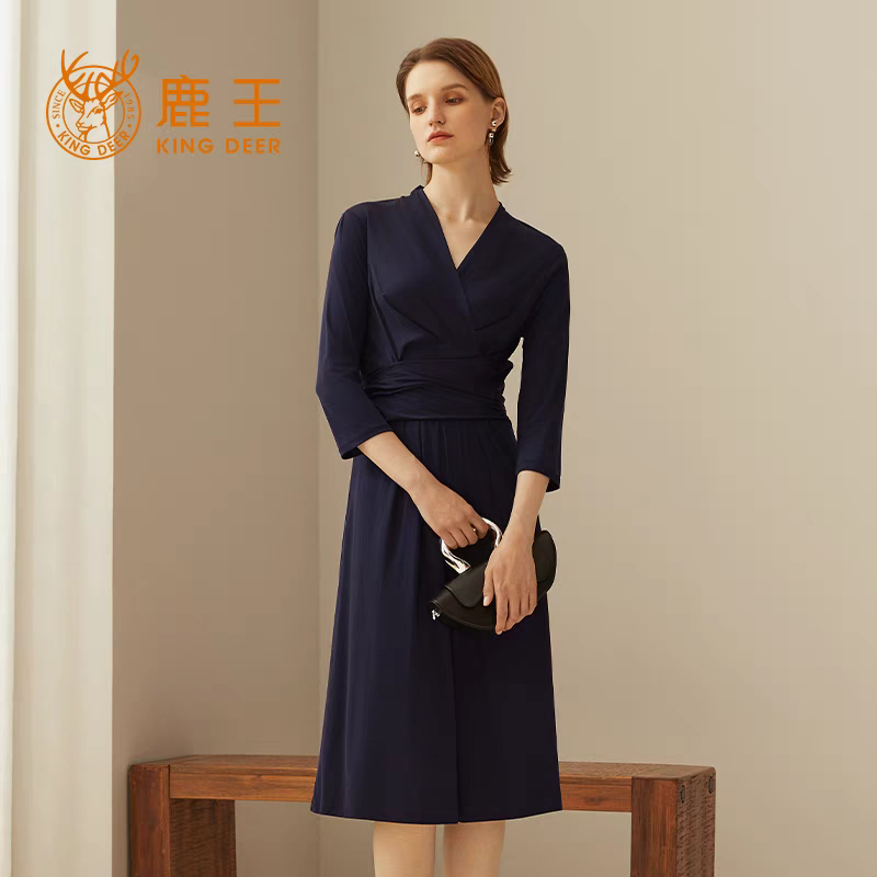 鹿王桑蚕丝连衣裙女 夏季新款v领中袖百搭时尚中长款纯色针织裙子