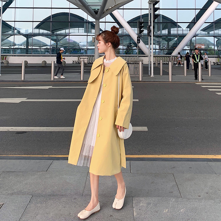 A long windbreaker jacket with a solid baby tie at the waist and knee