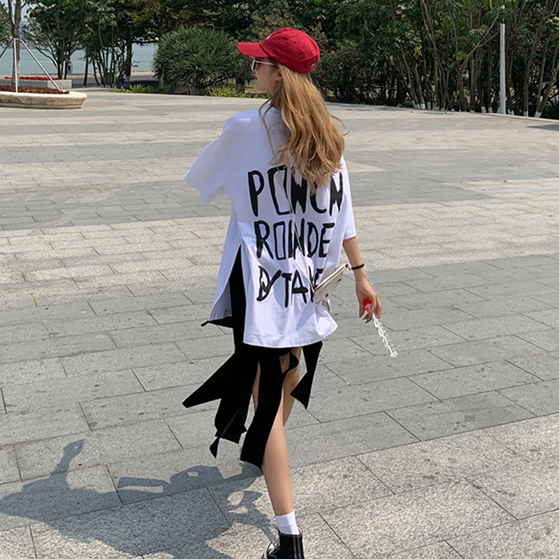 Real shot white letter graffiti printed T-shirt two piece black pleated skirt