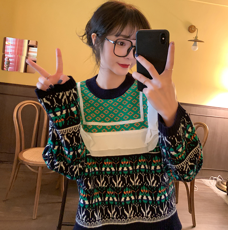 Color matching sweater with round collar and ruffle