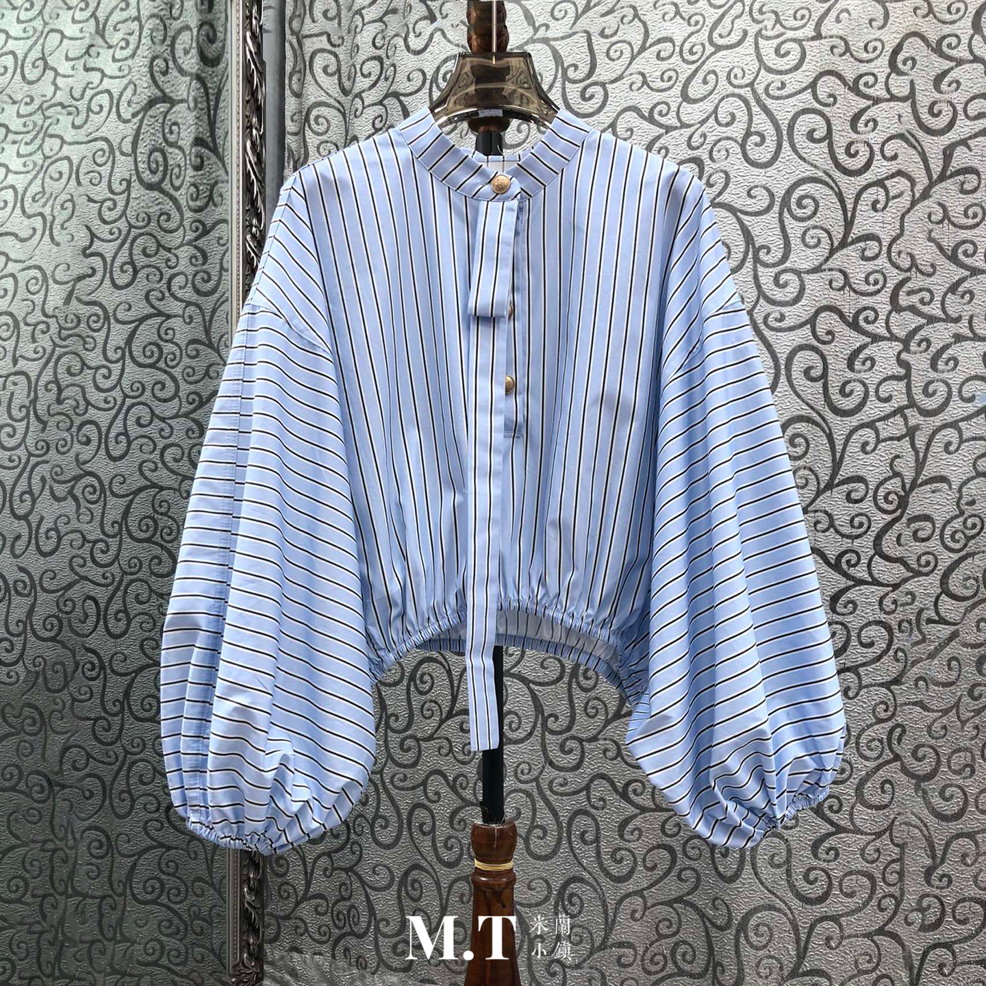 米兰小镇南油高版欧货金扣半领套头灯笼袖条纹短款宽松收腰上衣L1