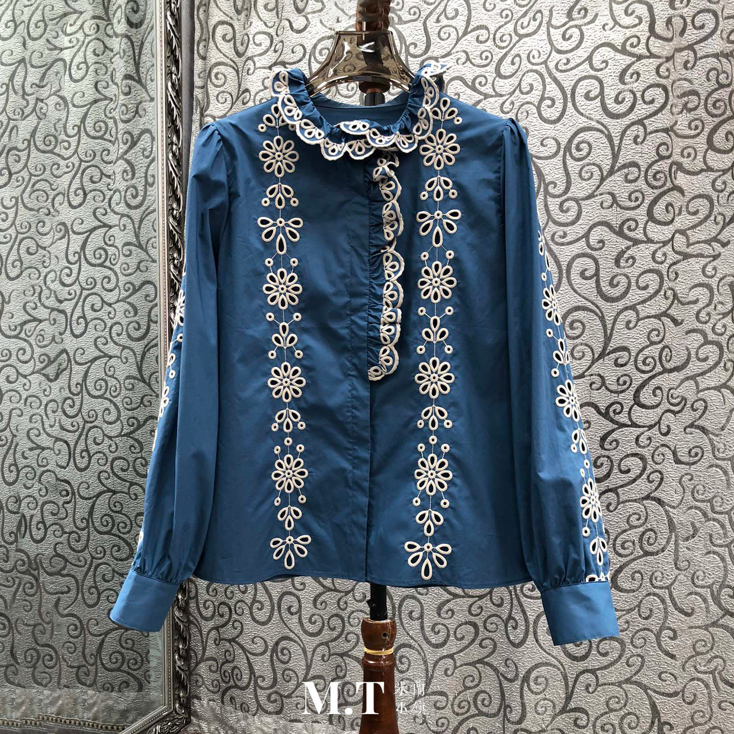 米兰小镇南油高版端庄柔美荷叶立领镂空刺绣花卉长袖衬衫