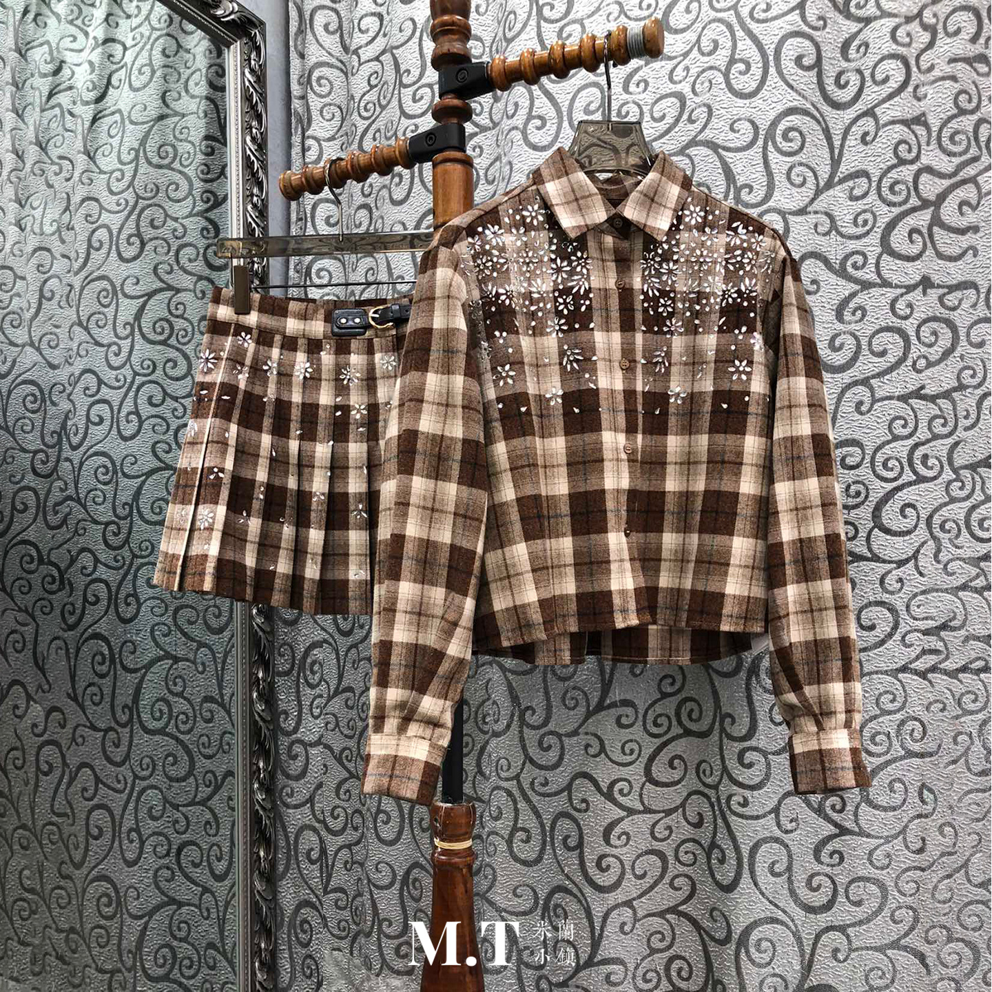 米兰小镇南油版本大方得体棕色格子烫钻短宽衬衣+百褶短裙套装J26