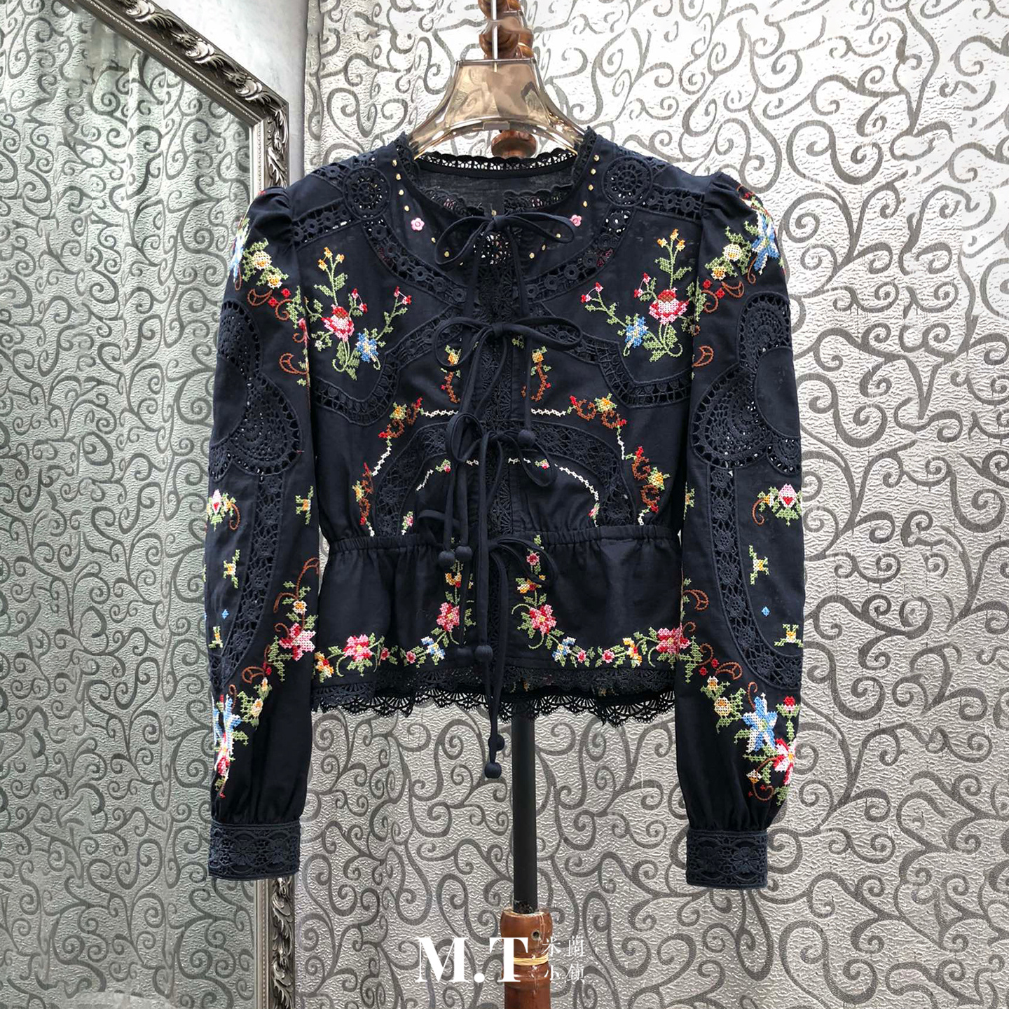 X米兰小镇南油高版欧货精致十字绣前襟系带短款水溶花镂空上衣J23