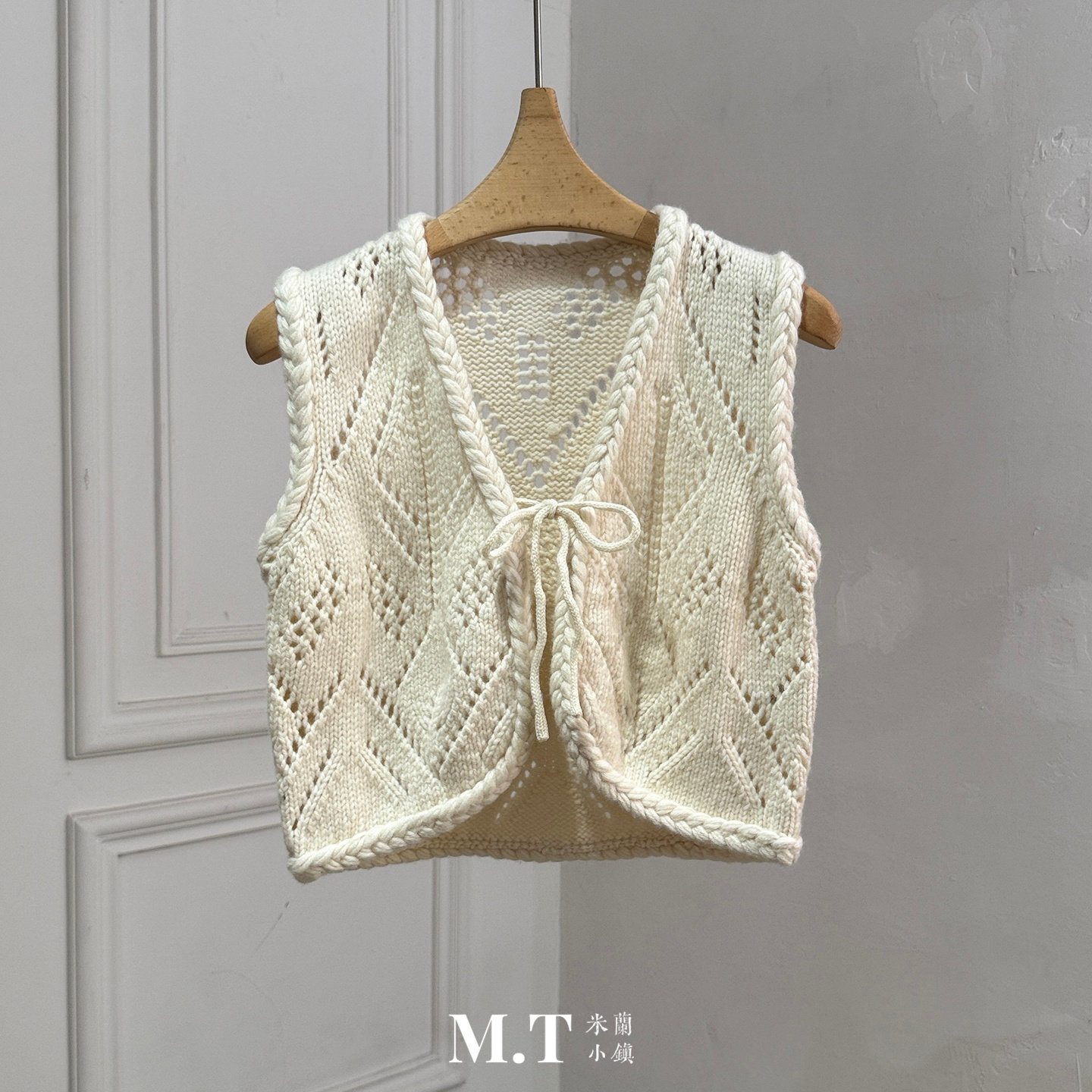 现货特价米兰小镇南油高版复古棒针麻花编织V领系带净色针织马夹