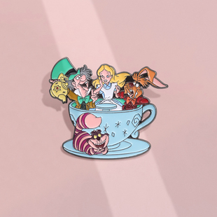 爱丽丝梦游仙境周边卡通金属胸针背包衣服服饰笔袋挂件装饰品徽章