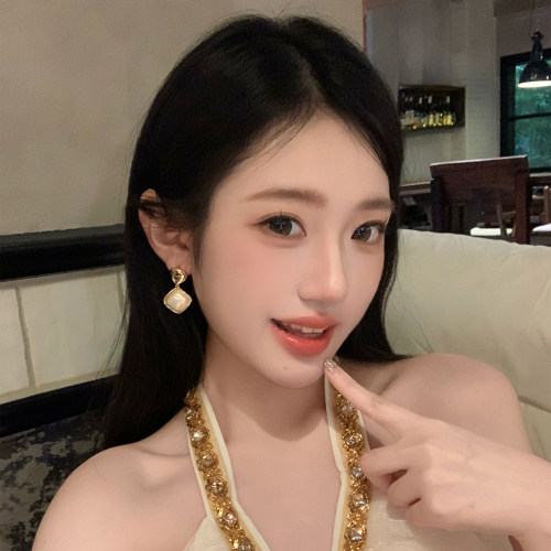 高奢贵感精致贝母几何方糖耳环