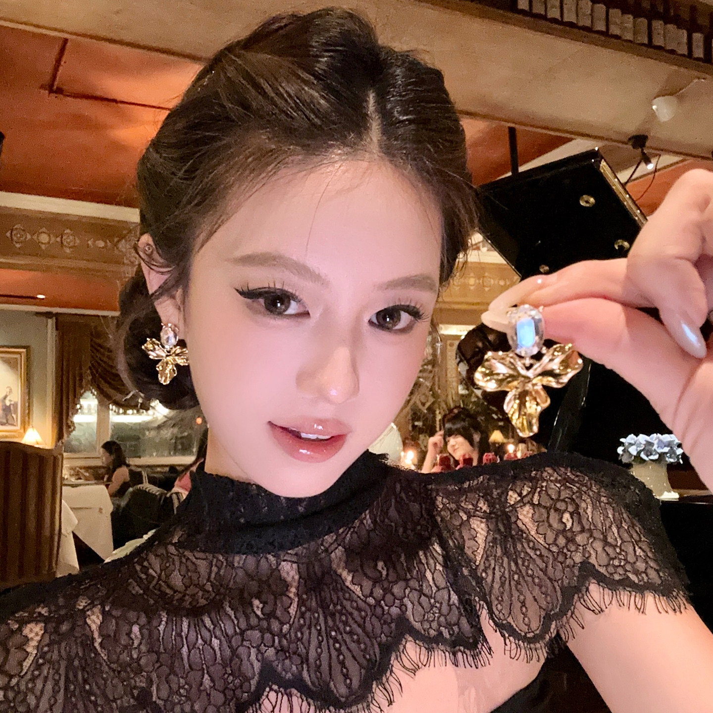 时髦冷都金色镶钻花朵耳环图片