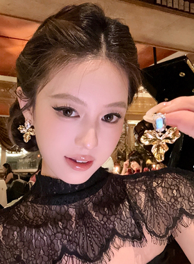 时髦冷都金色镶钻花朵耳环