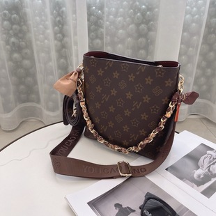 优草坊包包女2026新款轻奢小众超火斜挎包手提小包店长推荐