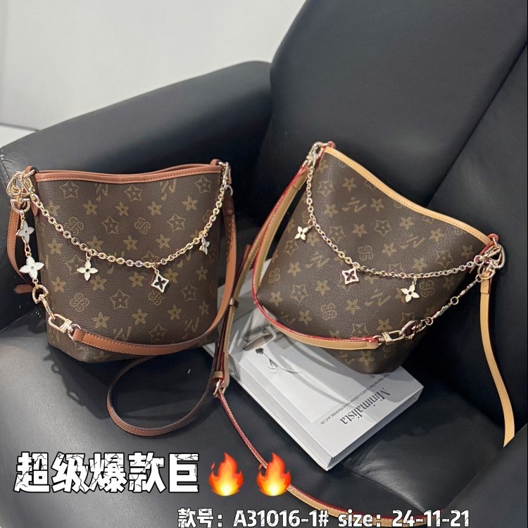 优草坊2025新款百搭水桶包