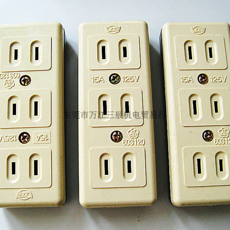 隆光三联明装插座LK1530K