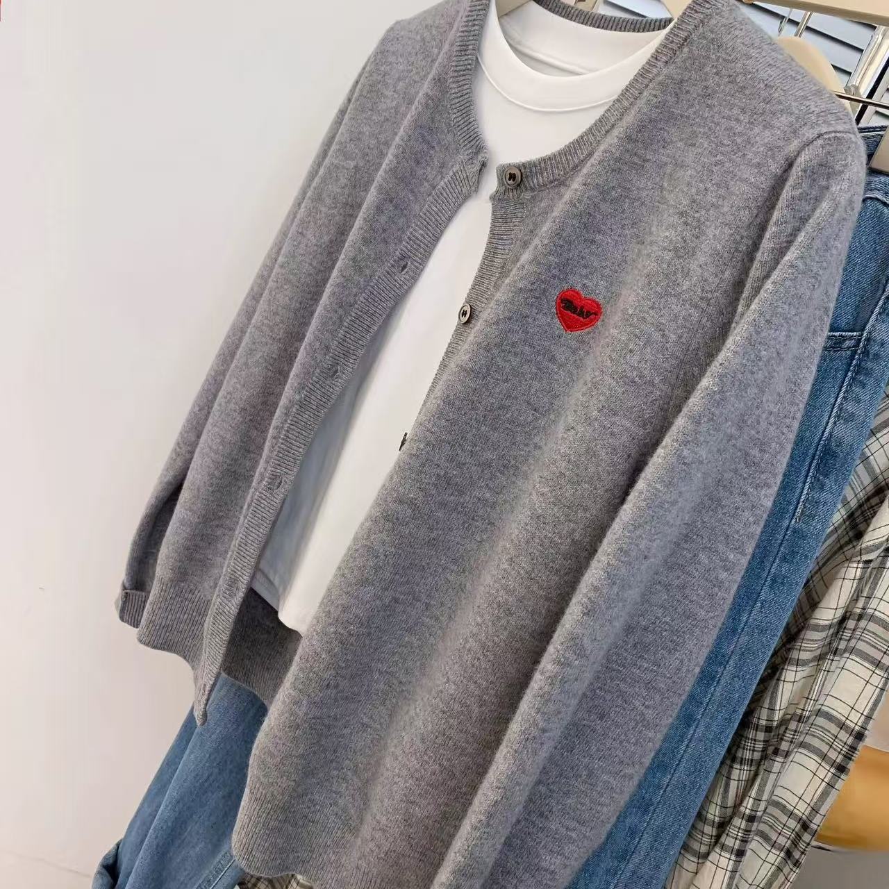 100%美丽诺羊毛刺绣爱心开衫女