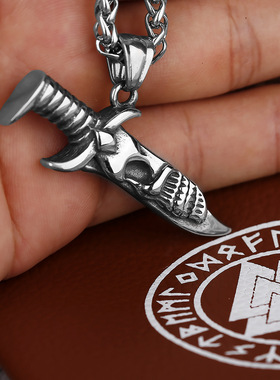 复古匕首骷髅头钛钢吊坠男士ins潮流项链骷髅不锈钢吊坠项链饰品