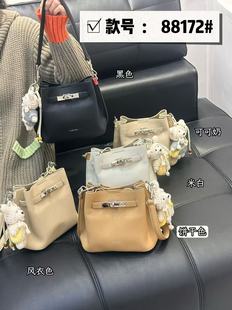 康泰娜水桶质感女包2026新款腋下包时髦大气高级洋气通勤斜挎包