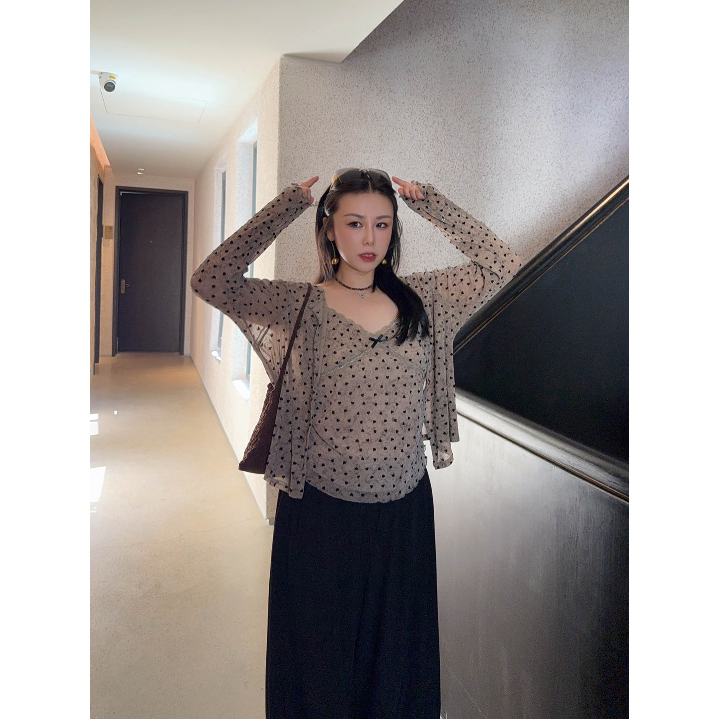 VOGANA戛纳家大码女装纯欲减龄两件套秋胖mm丝绒爱心吊带开衫套装