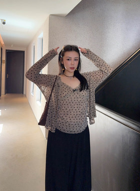 VOGANA戛纳家大码女装纯欲减龄两件套秋胖mm丝绒爱心吊带开衫套装