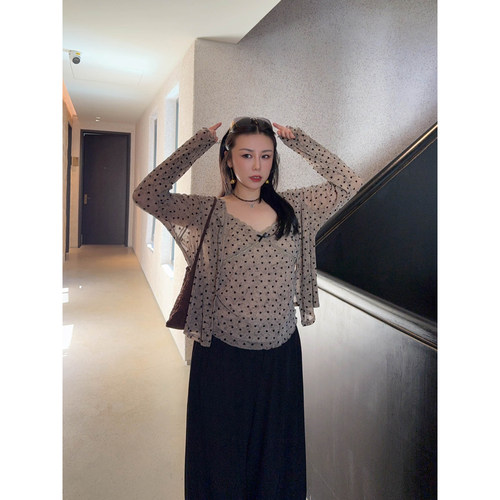 VOGANA戛纳家大码女装纯欲减龄两件套秋胖mm丝绒爱心吊带开衫套装