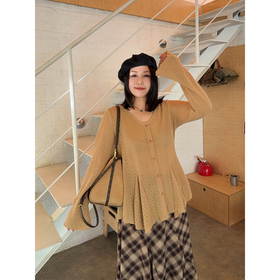 VOGANA戛纳家大码女装法式镂空钩花上衣秋收腰不规则喇叭袖针织衫