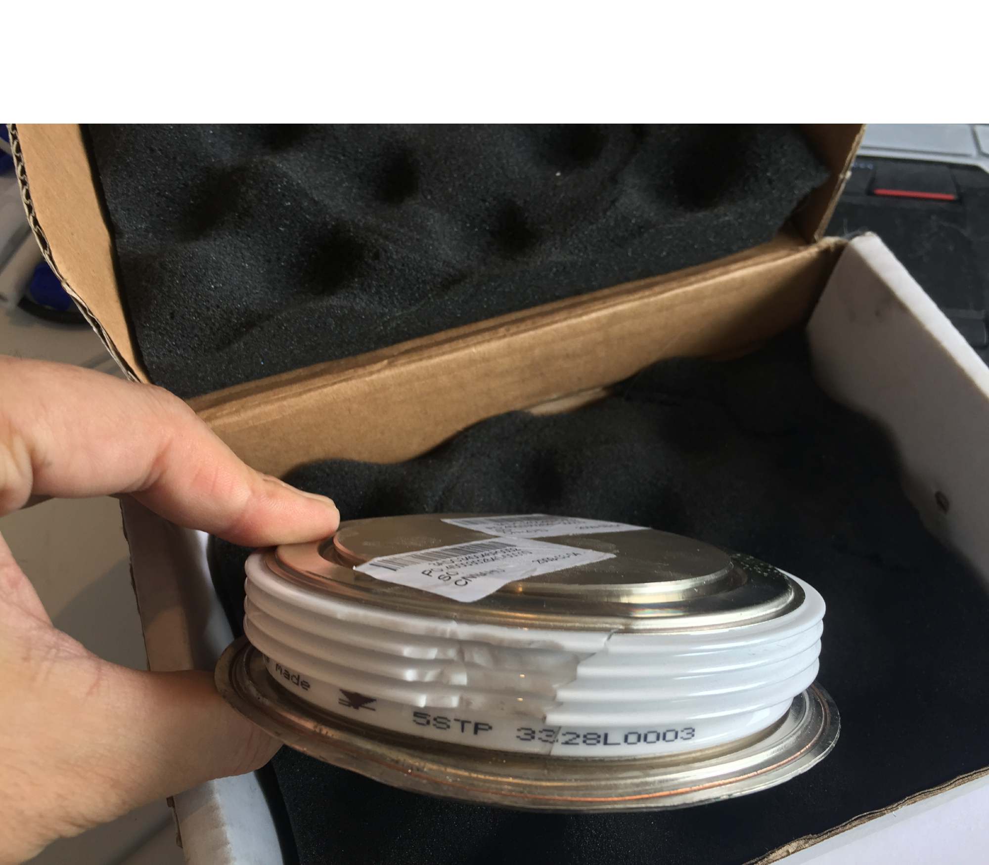 ABB  5STP3328L0003 , 3ADC340046P0002  陶瓷有破了 ，现货1个