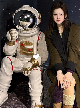 太空人雕塑酒吧装饰太空人网红发光月球户外落地玻璃纤维大摆件定