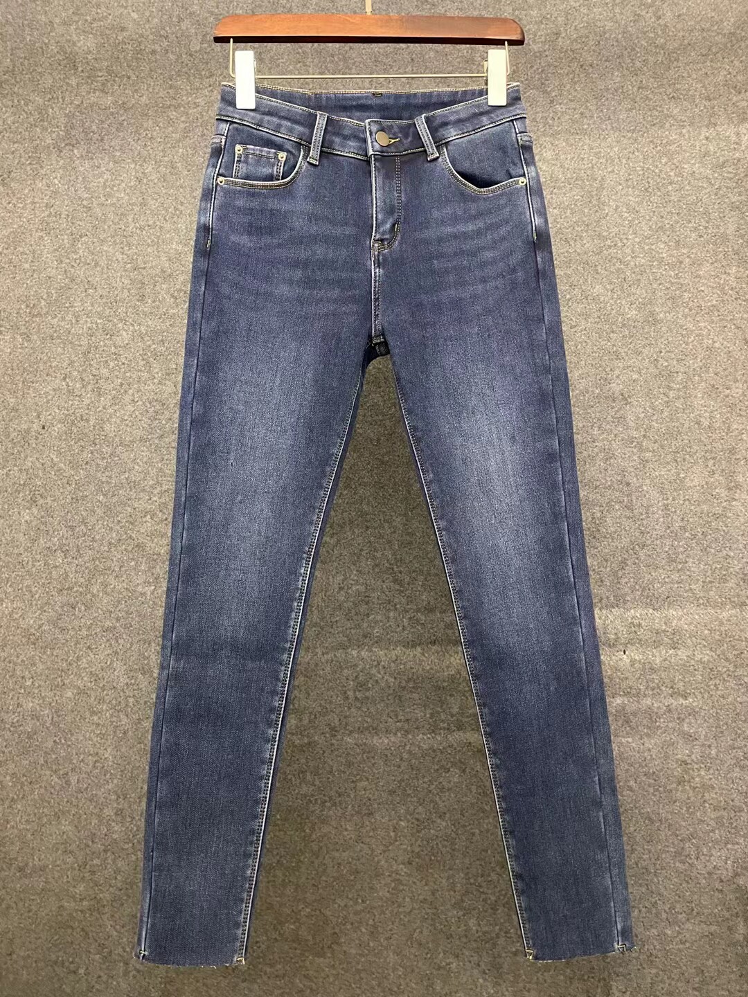 欧货净版加绒加厚牛仔裤女2022冬季新款欧洲站韩版弹力显瘦小脚裤