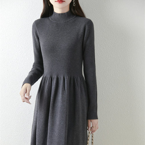 配大衣羊绒针织连衣裙女士2025冬季新款坑条半高领配大衣毛衣裙