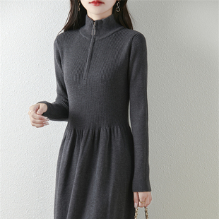 配大衣针织连衣裙女2025冬季新款立领半拉链中长款气质打底毛衣裙