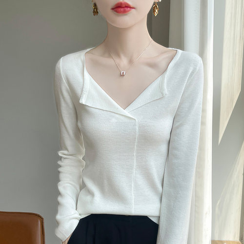 羊毛套头V领纯色针织衫