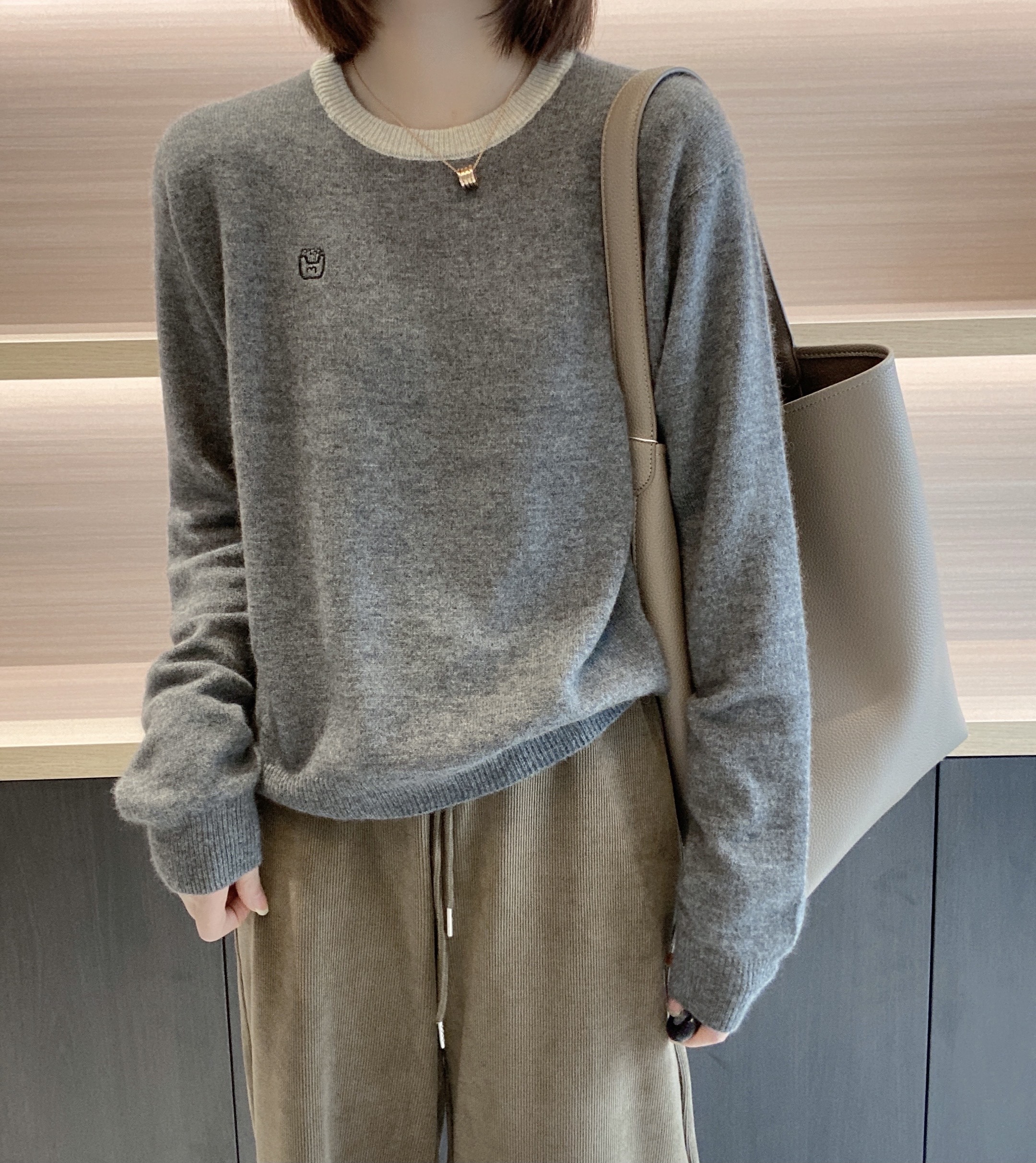 加厚保暖长袖打底衫秋季通勤显瘦减龄宽松遮肚圆领套头羊绒针织衫