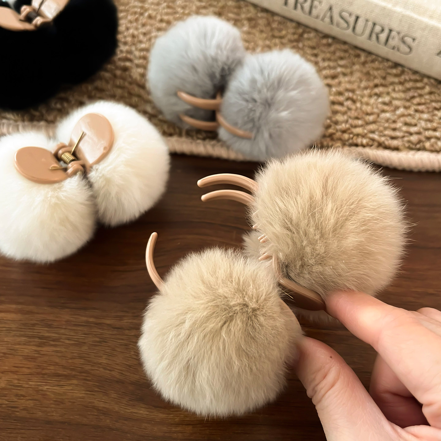 秋冬可爱毛绒毛球小发夹女2025年