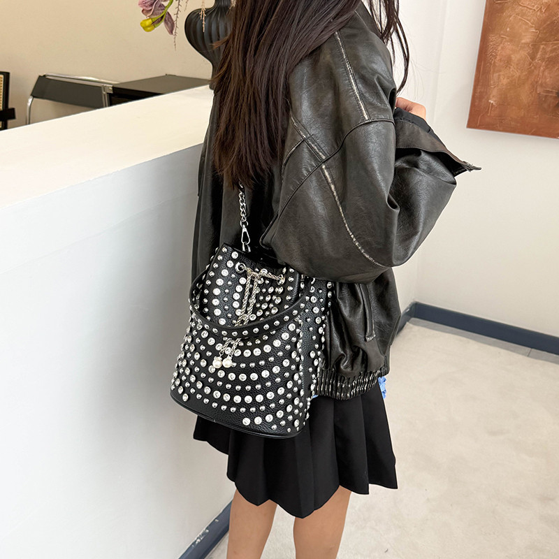 欧美时尚铆钉水桶包女手提包个性潮酷链条斜挎包