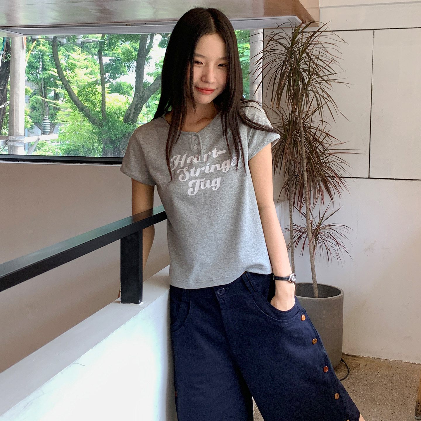 珍妮宇航局 轻辣显瘦短袖T恤女正肩灰色修身短款甜酷2026新款上衣
