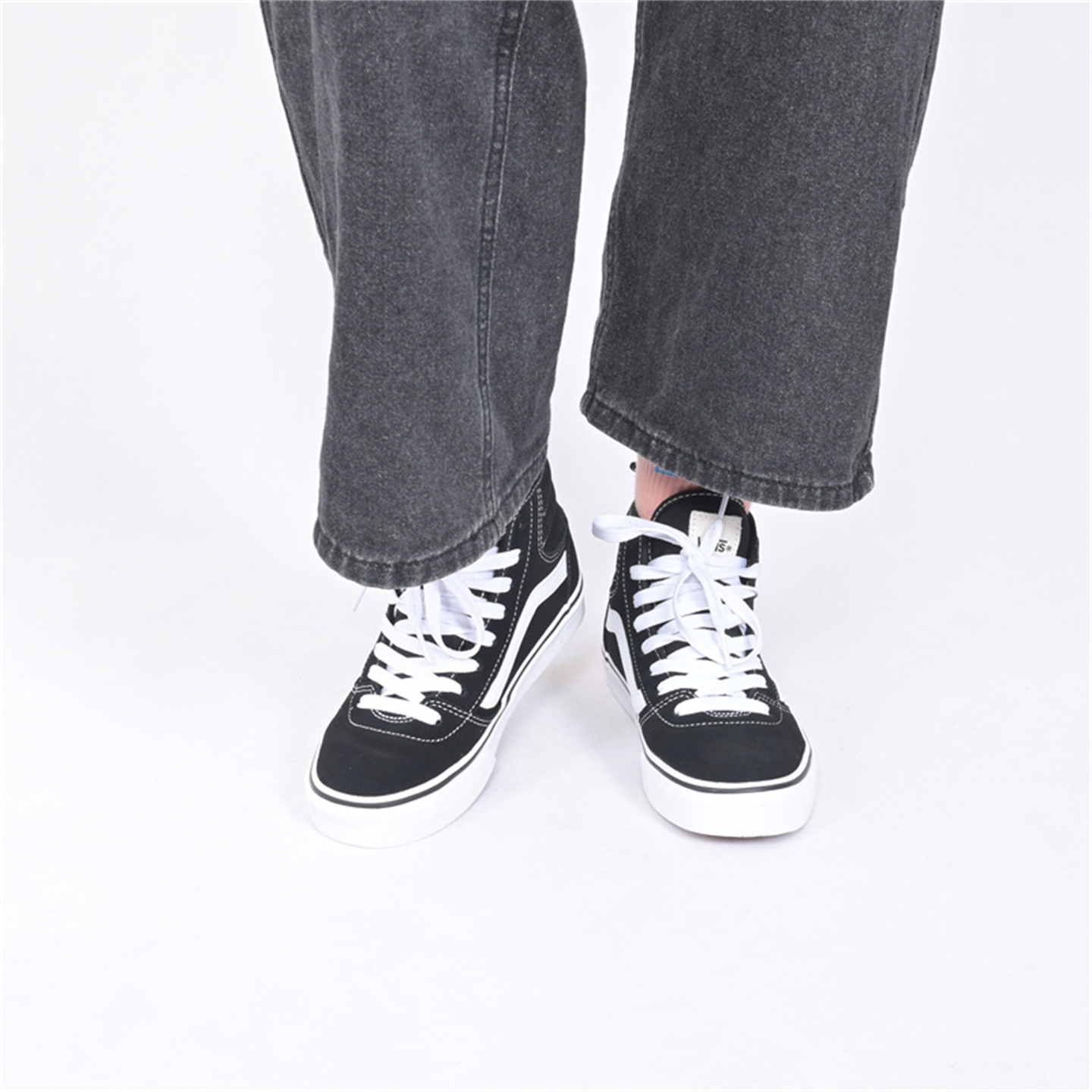 VANS黑色复古高帮女鞋